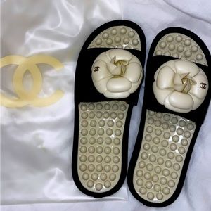 Chanel slides size 7 never worn